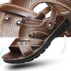 Sandália masculina de couro com design clássico, tiras largas e costura contrastante, conforto e estilo.