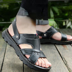 Sandália masculina de couro com design clássico, tiras largas e costura contrastante.