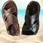 Sandália masculina de couro com design clássico, tiras largas e costura contrastante, destacando o conforto e o estilo do calçado.