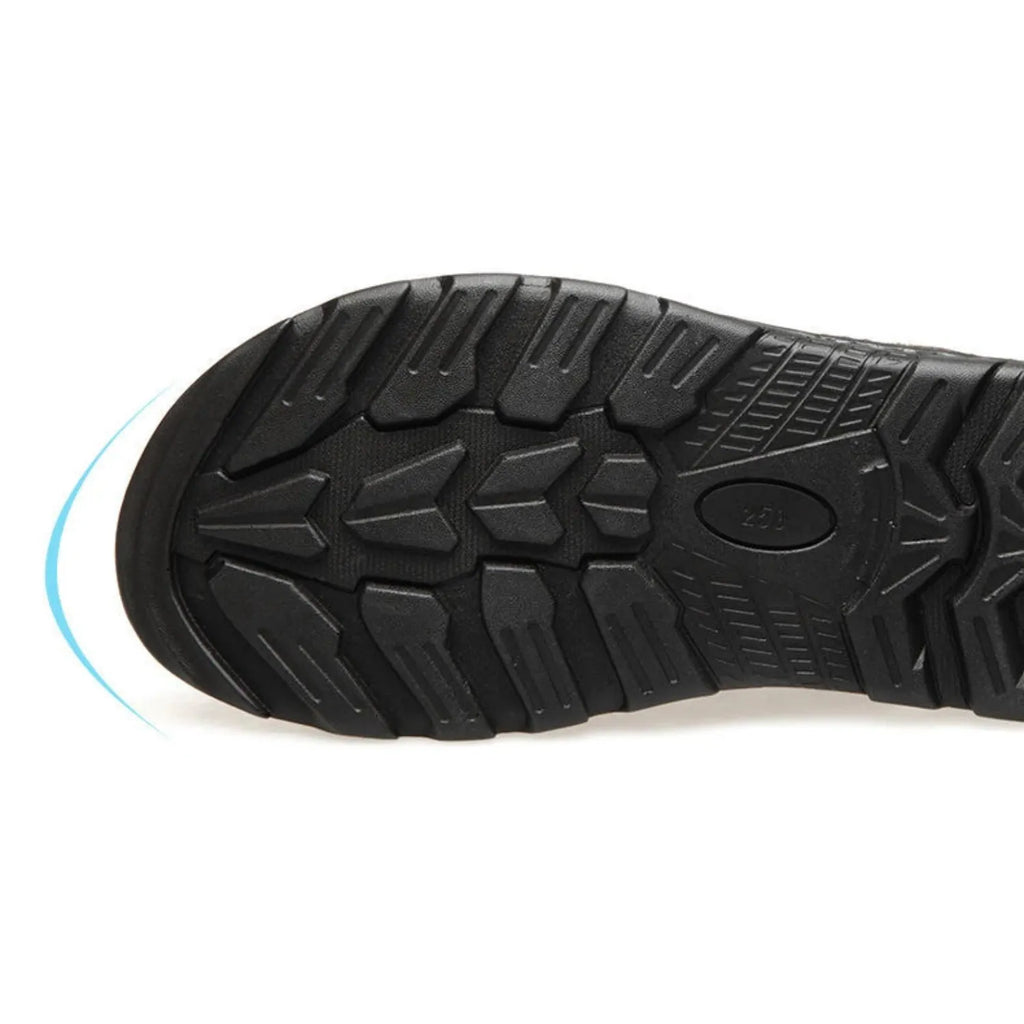 Sandália masculina de couro com design clássico, tiras largas e costura contrastante, destaque para o solado.