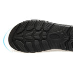 Sandália masculina de couro com design clássico, tiras largas e costura contrastante, destaque para o solado.