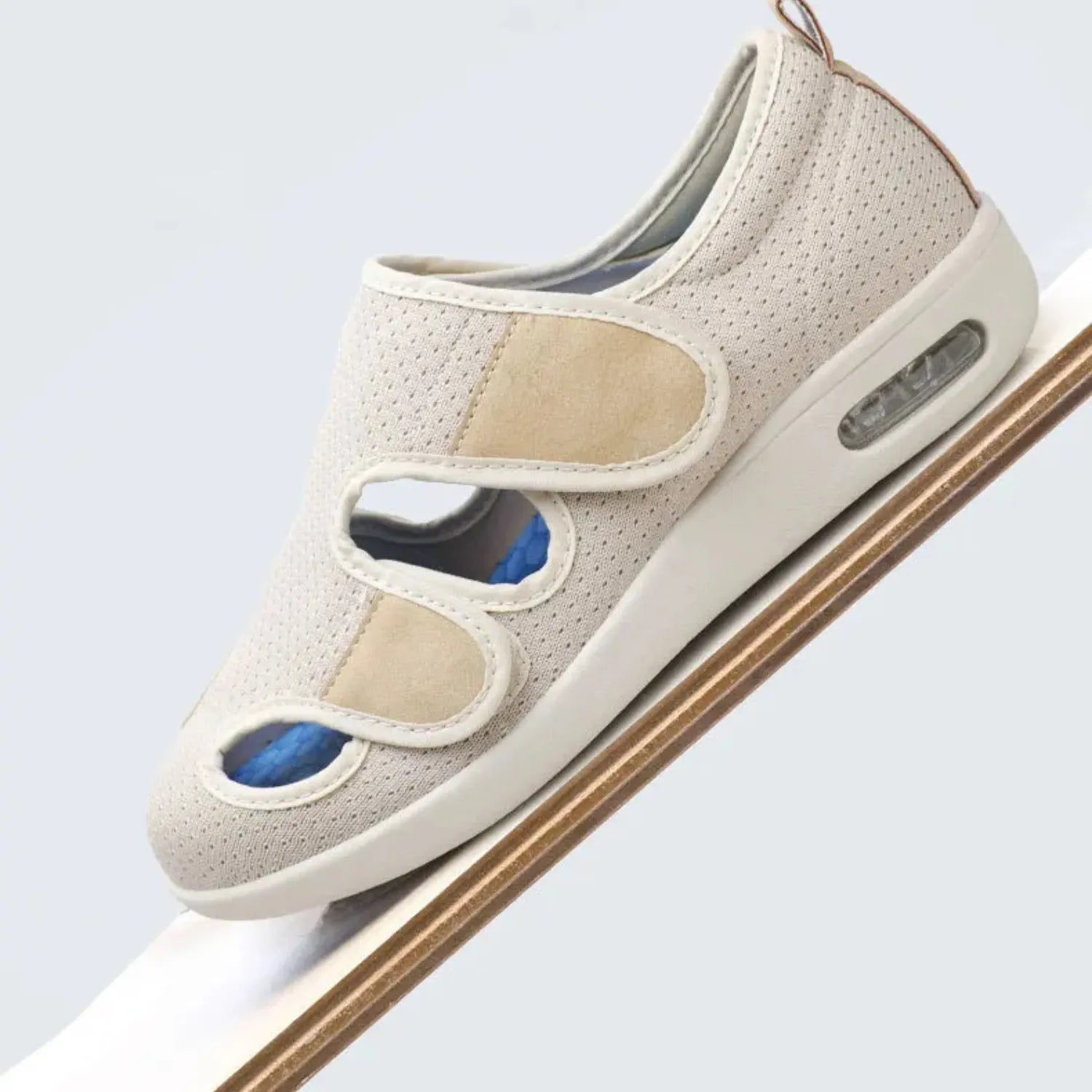 Sandália ortopédica bege para pés largos e inchados, com design de malha respirável e fecho ajustável de velcro.