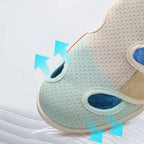 Sandália ortopédica para pés largos e inchados, com design de malha respirável e fecho ajustável de velcro, na cor bege.