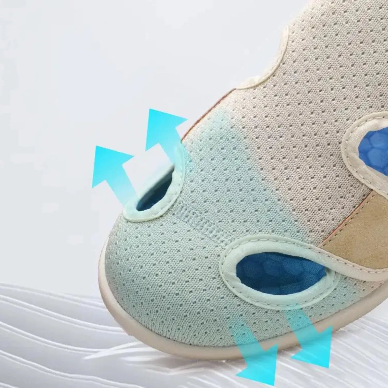 Sandália ortopédica para pés largos e inchados, com design de malha respirável e fecho ajustável de velcro, na cor bege.