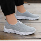 tênis cinza claro masculino presença se destaca