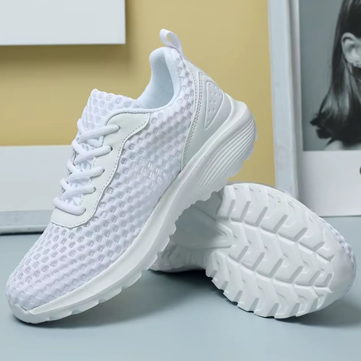 tênis feminino branco e de malha presença