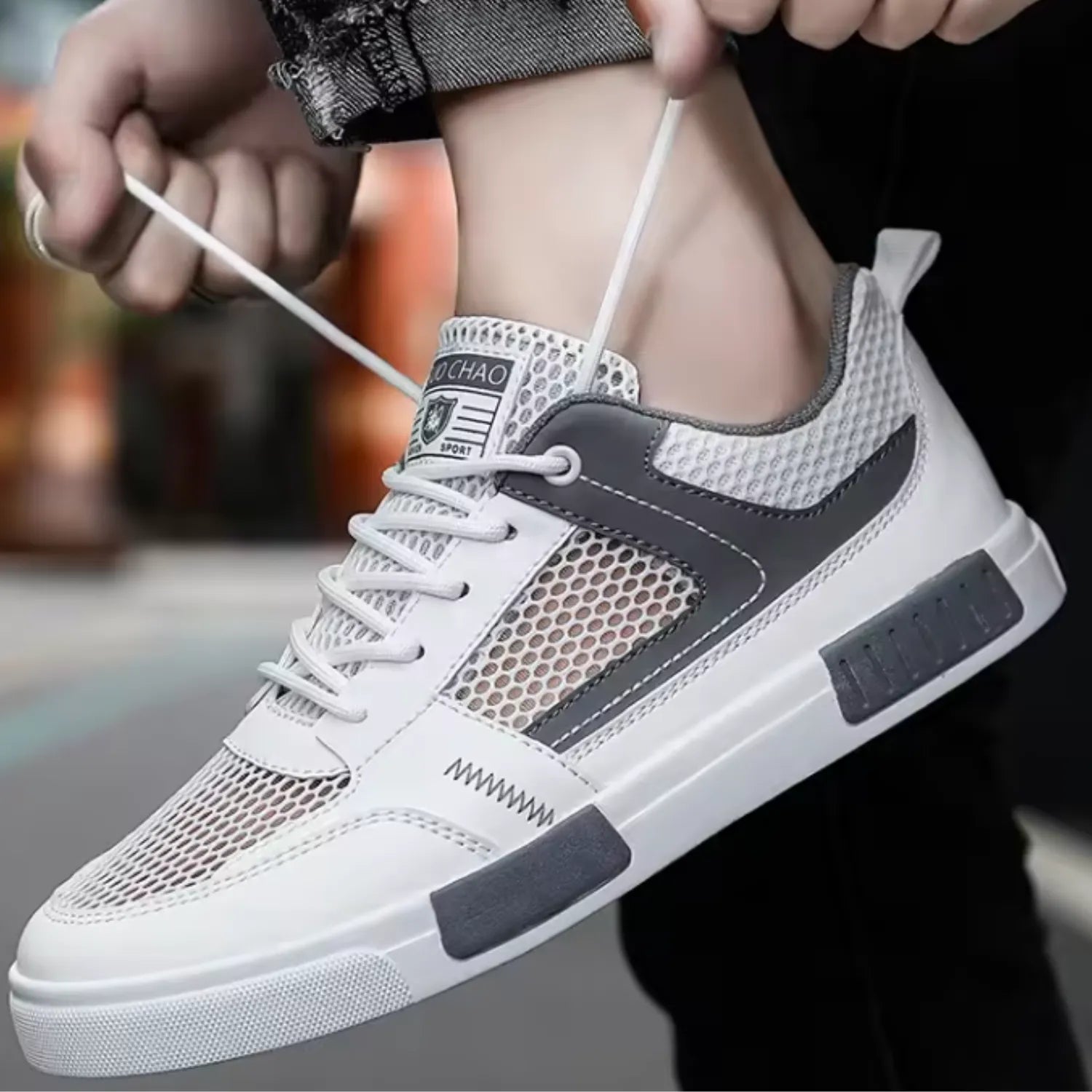 tenis masculino branco e cinza com cadarço