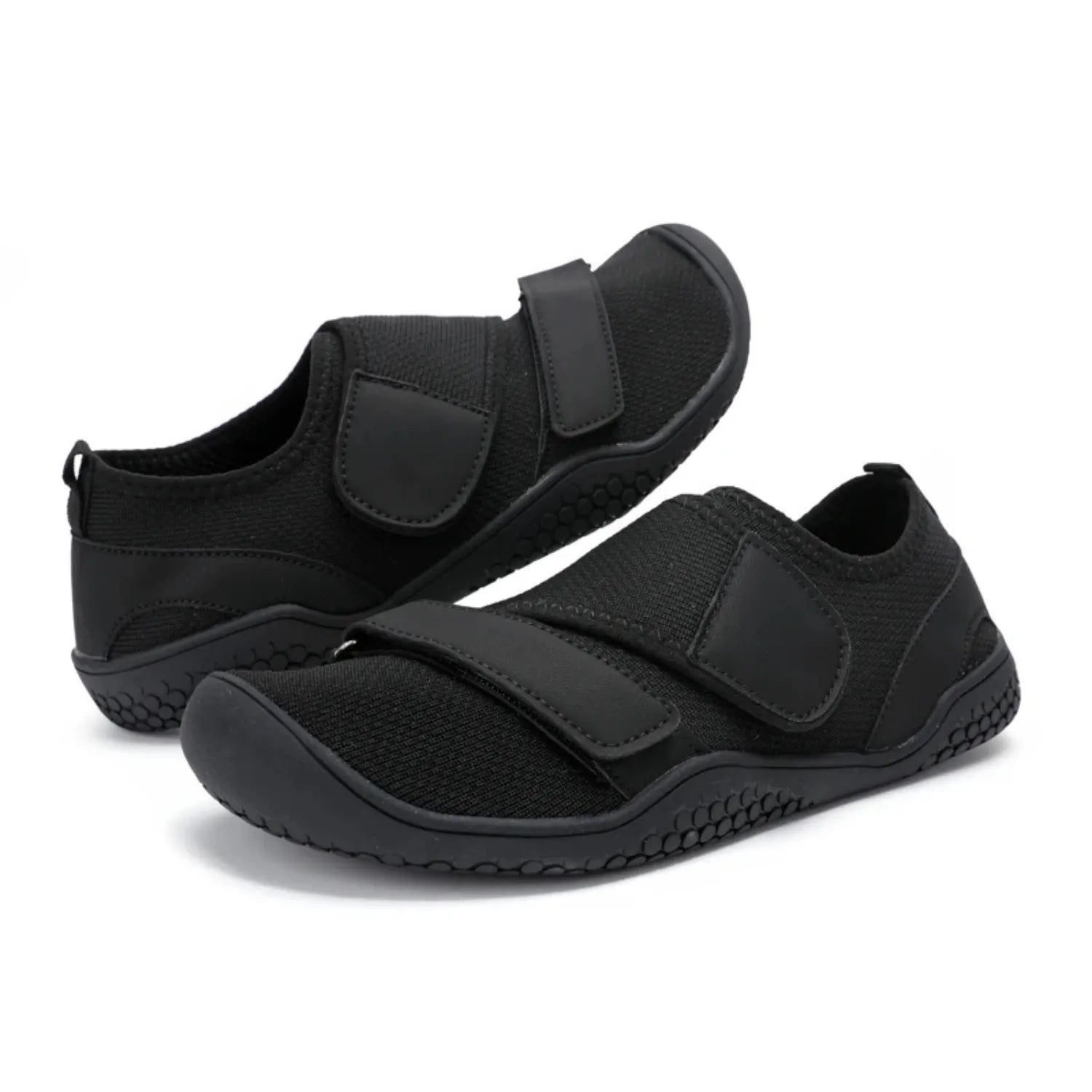 Tênis de treino de força na cor preto com duas fitas de velcro, mostrando o design robusto e a sola plana que proporcionam estabilidade e suporte.