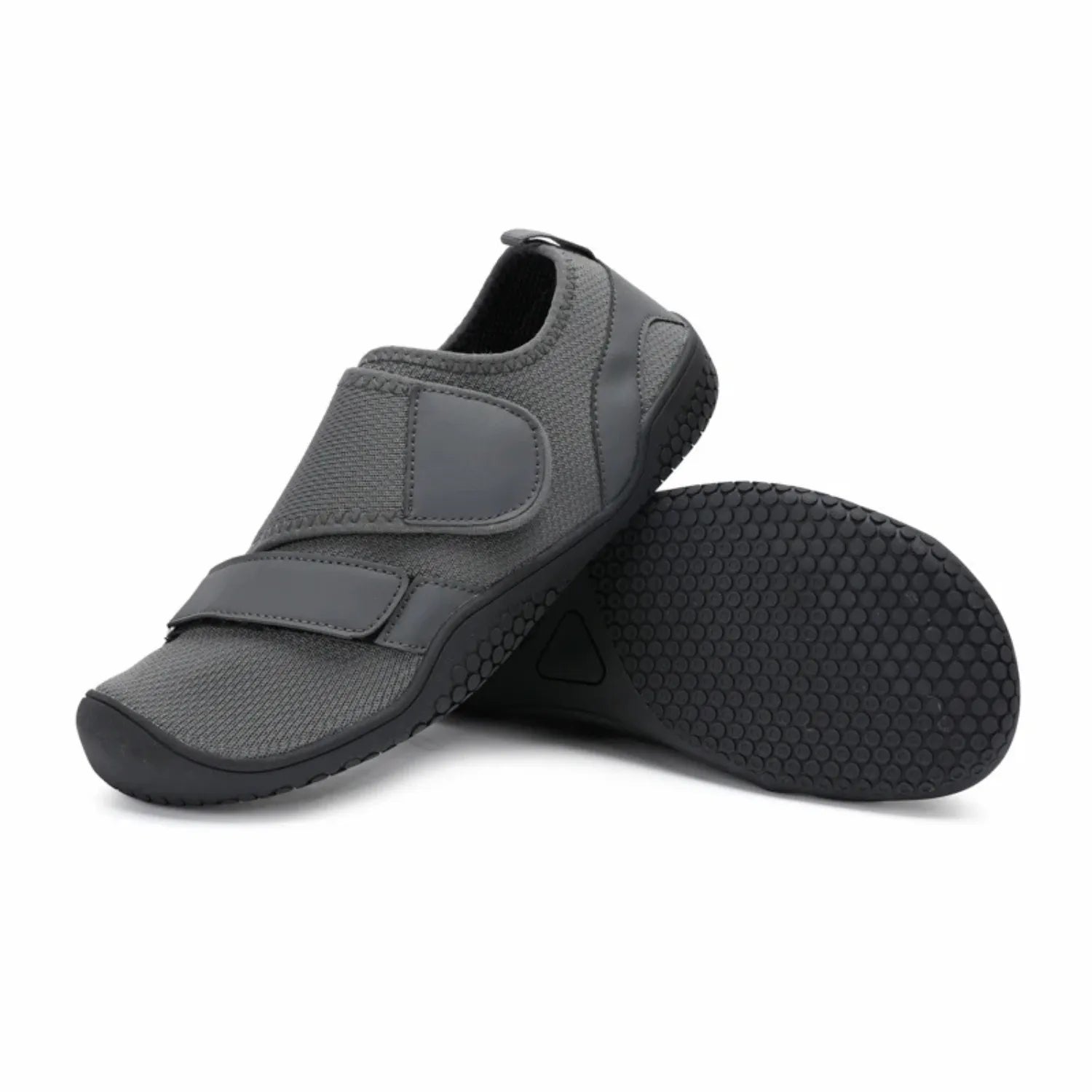 Tênis de treino de força com duas fitas de velcro, mostrando o design robusto com sola plana que proporcionam estabilidade e suporte.