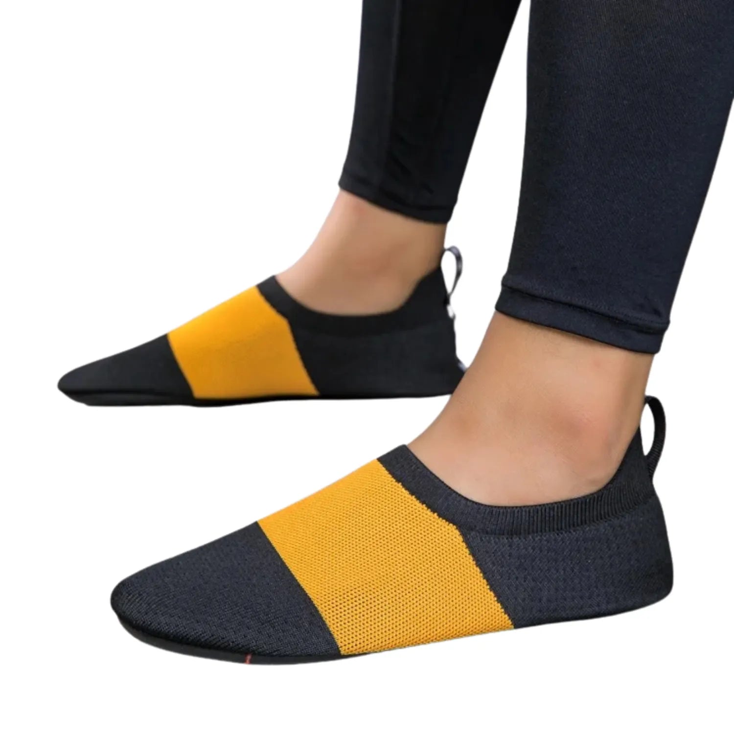 Tênis de yoga unissex preto e amarelo, com  tecido flexível tipo meia e sola fina, ideal para exercícios de flexibilidade e proteção.