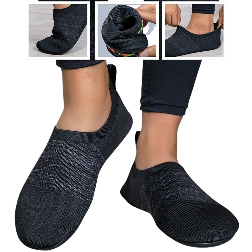 Tênis de yoga unissex. As imagens mostram o tênis no pé, sua flexibilidade ao ser dobrado e o processo de calçar, destacando o design slip-on e o tecido maleável.