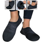 Tênis de yoga unissex. As imagens mostram o tênis no pé, sua flexibilidade ao ser dobrado e o processo de calçar, destacando o design slip-on e o tecido maleável.