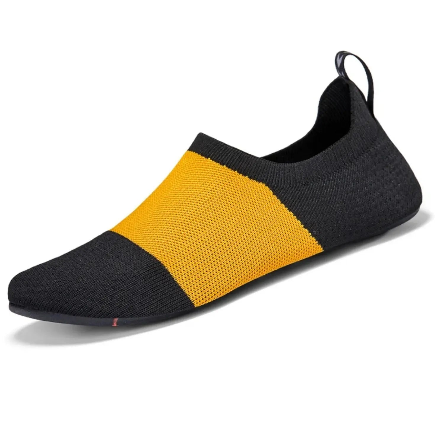 Foto de tênis de yoga unissex, ideal para exercícios de flexibilidade e proteção.