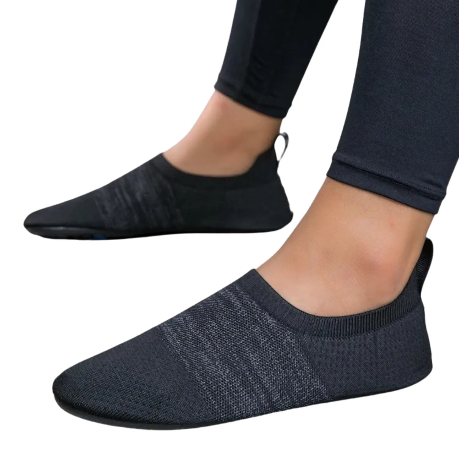 Tênis de yoga unissex, com design slip-on de tecido flexível tipo meia e sola fina, ideal para exercícios de flexibilidade.