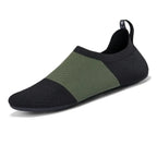 Tênis de yoga unissex verde, com design slip-on de tecido flexível tipo meia e sola fina, ideal para exercícios de flexibilidade e proteção.