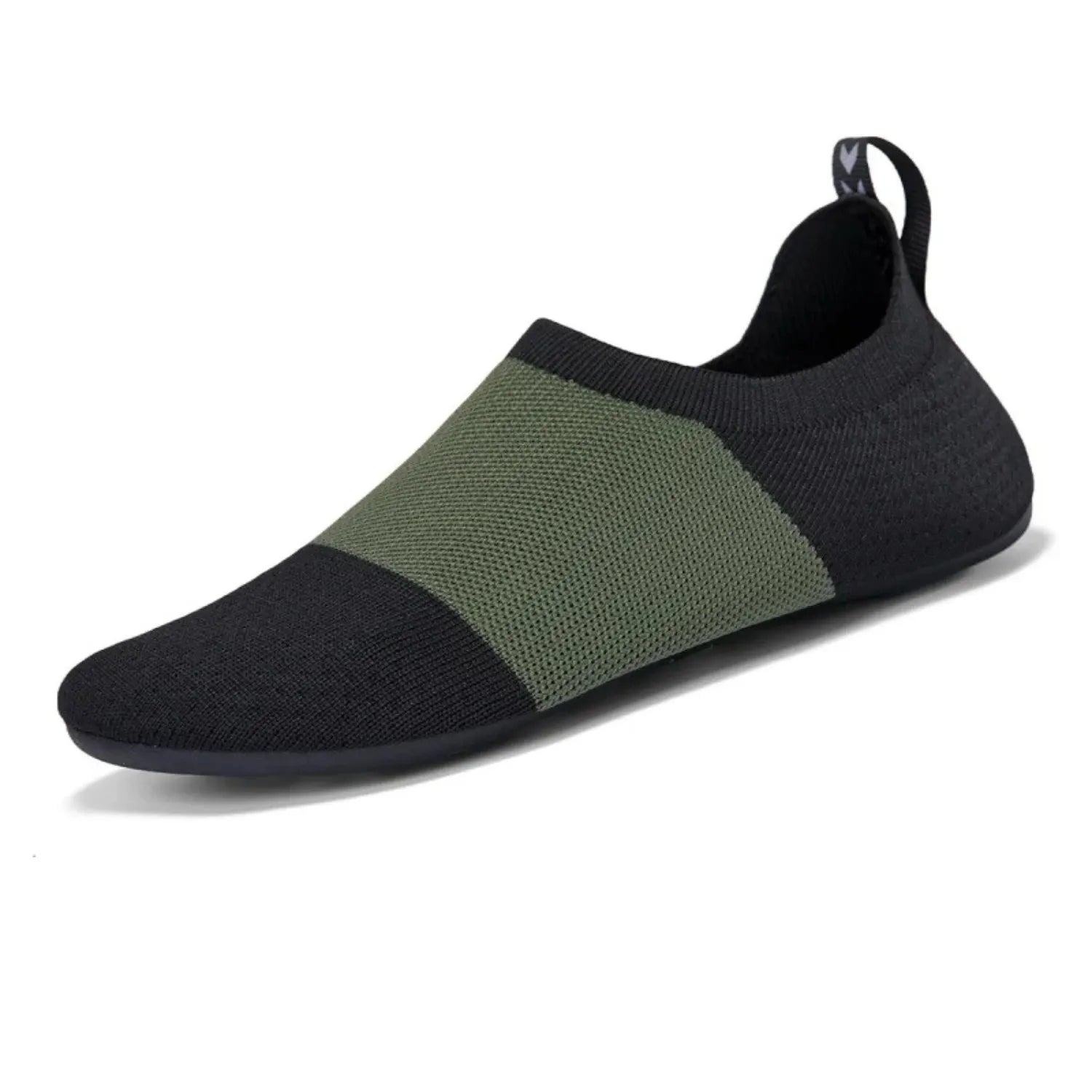 Tênis de yoga unissex verde, com design slip-on de tecido flexível tipo meia e sola fina, ideal para exercícios de flexibilidade e proteção.
